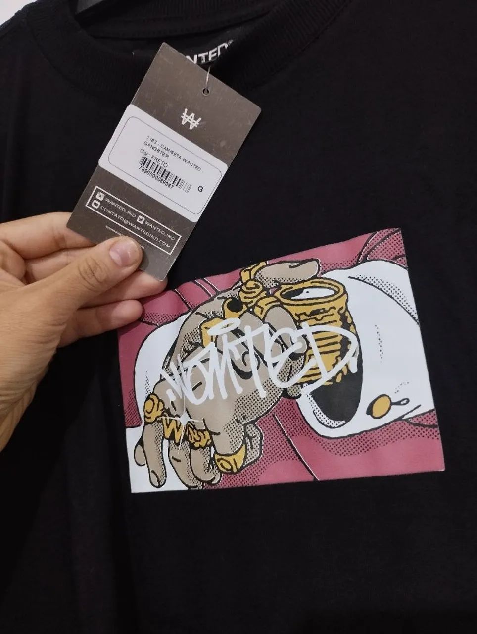 Camiseta Preta com Estampa de Mão - Foto 2