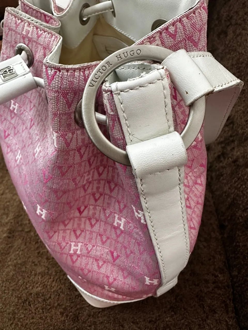 Bolsa Victor Hugo - Saco - Jacquard - Rosa e branca - Foto 4