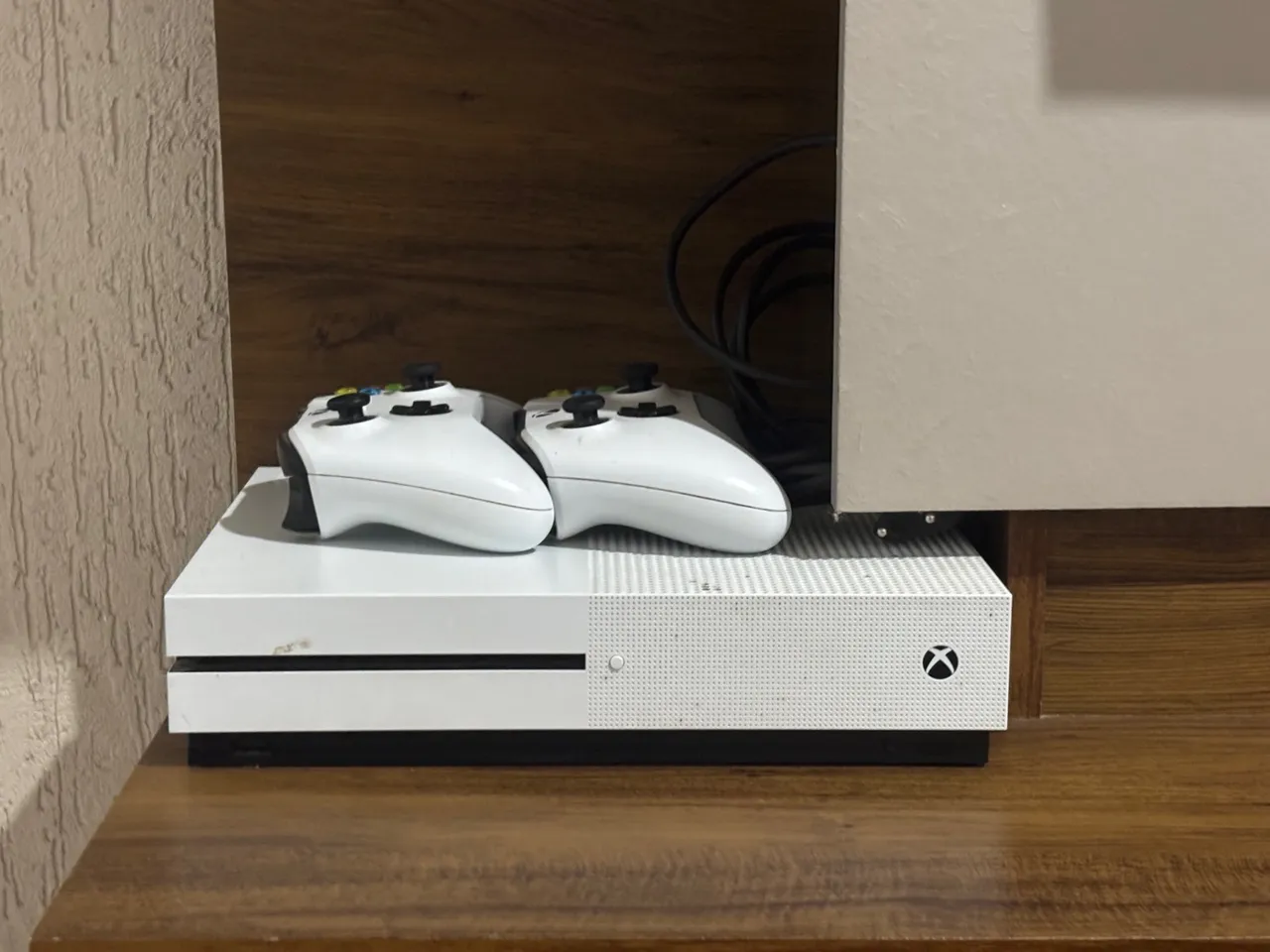 Xbox One S com 2 Controles - Ótimo Estado