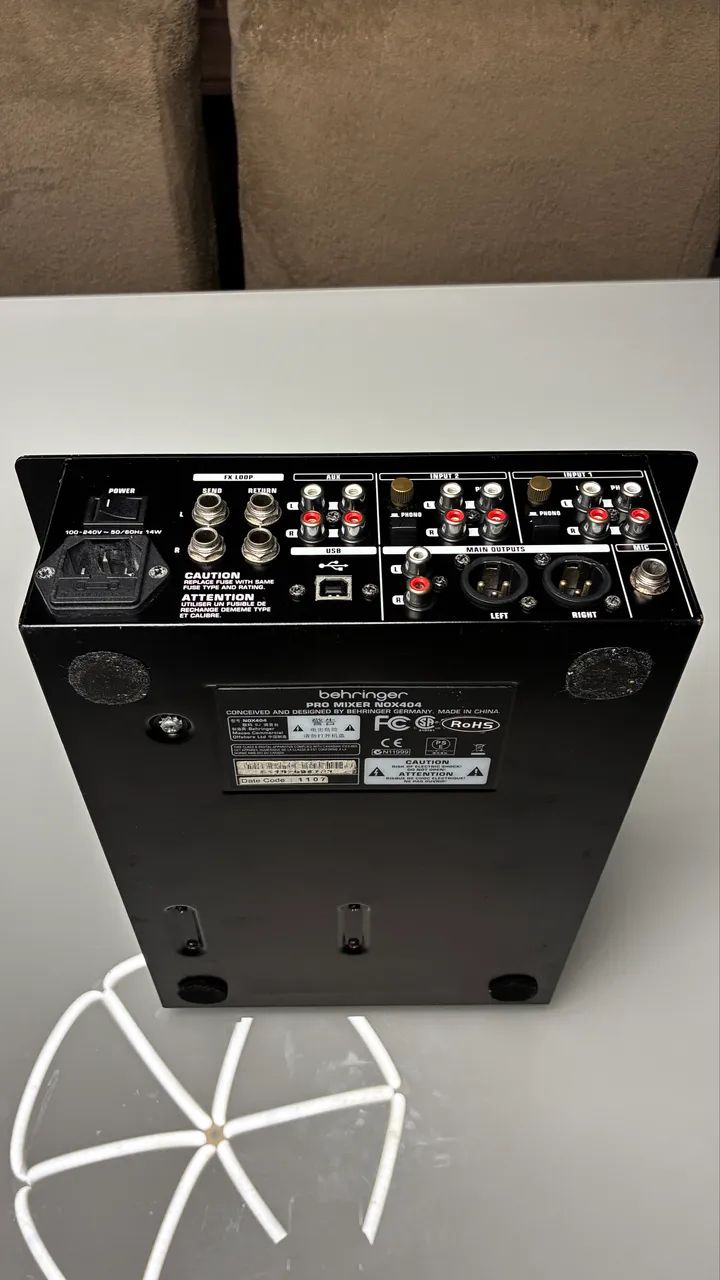 VENDO MIXER BEHRINGER NOX 404-ESTADO DE NOVO - Foto 3