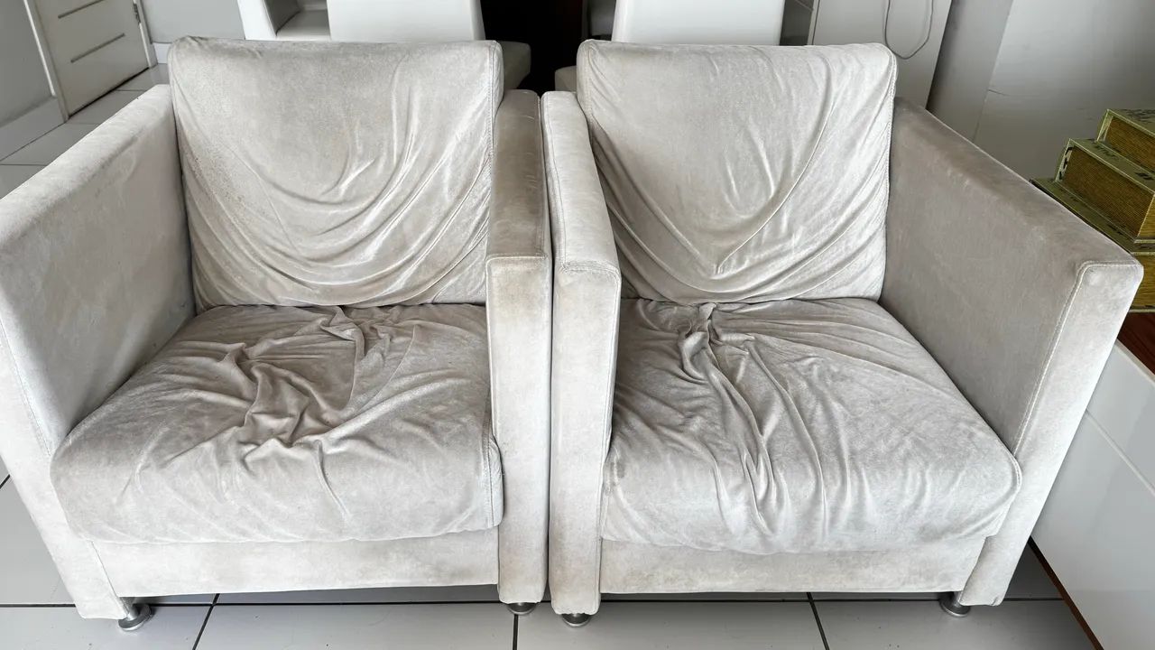 POLTRONAS COM PÉS EM AÇO