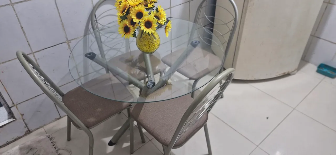 Mesa de vidro com 4 cadeiras