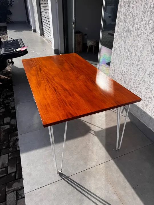Mesa de centro com pés de ferro