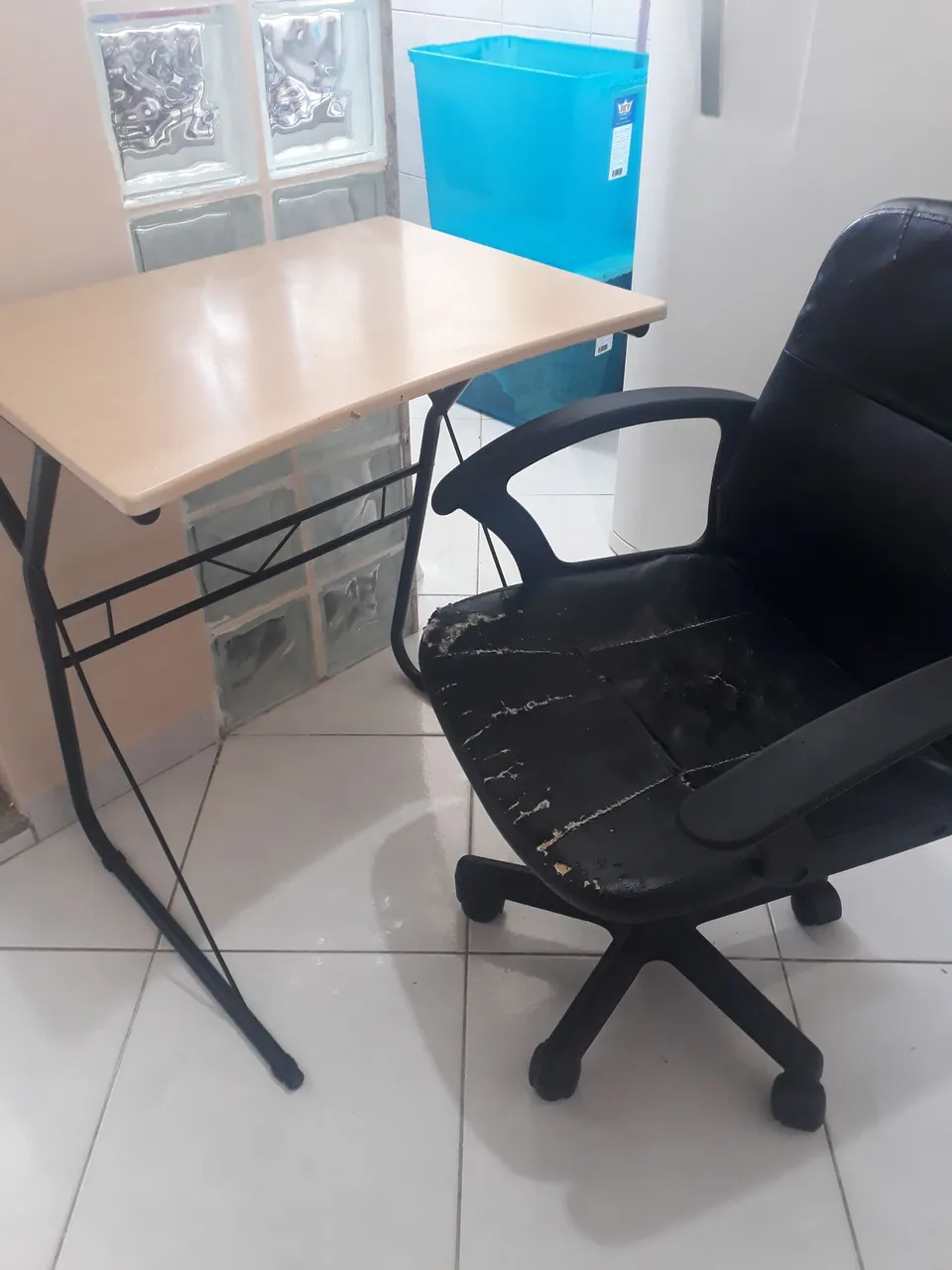 Escrivaninha com cadeira de escritório