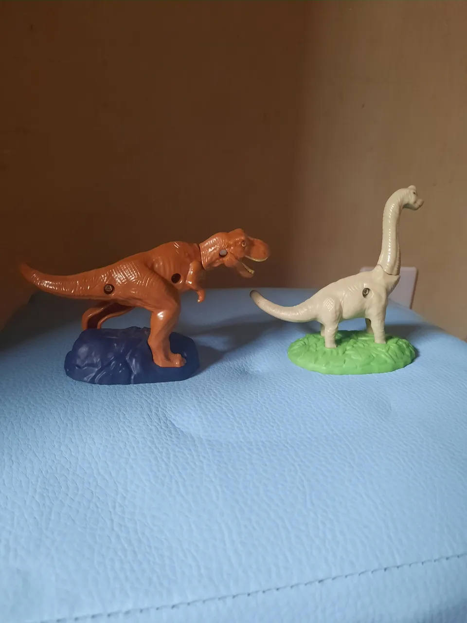 2 Dinossauros em miniaturas