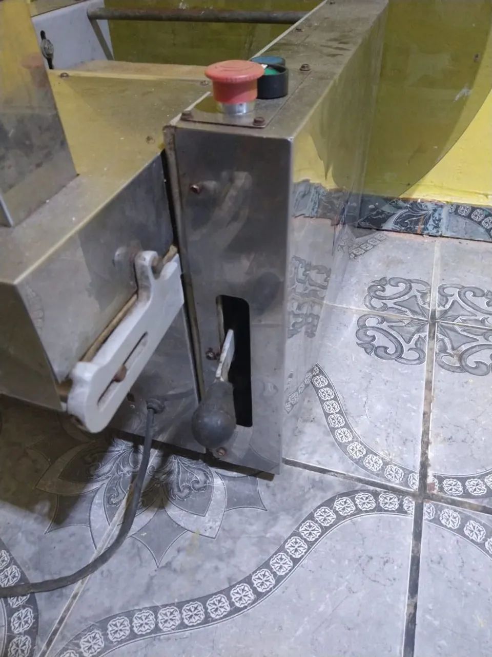 Máquina modeladora de pão 