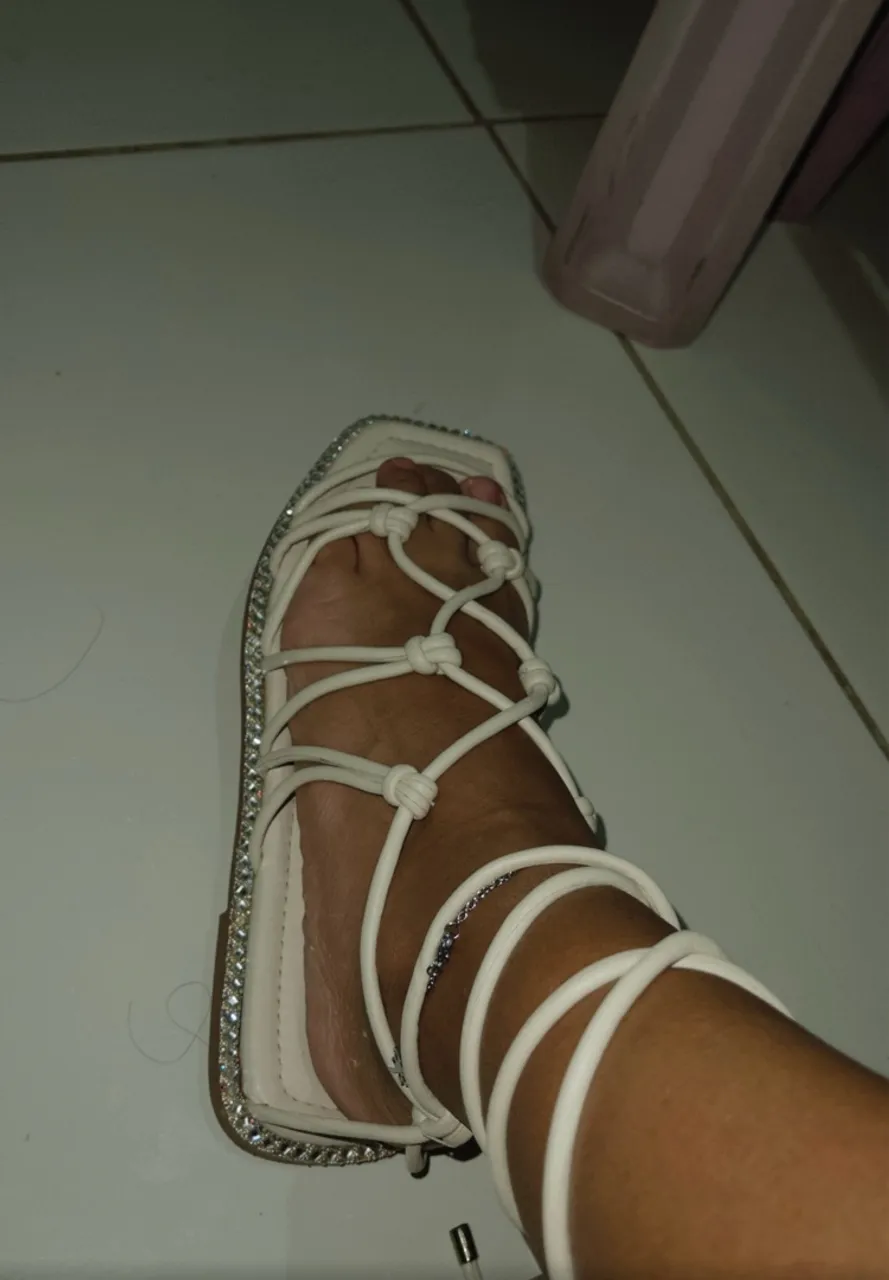 Sandália Rasteirinha branca com Detalhes em Strass