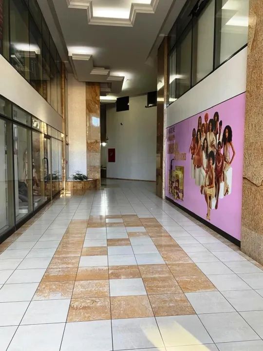 Localizada no coração de Farroupilha, no Ed. Galeria Central, esta sala comercial é ideal  - Foto 2