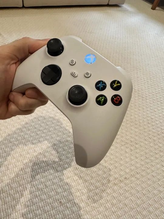 2 Controles XBOX - Carbon Black e White S+ Base Carregadora HyperX  - Foto 3