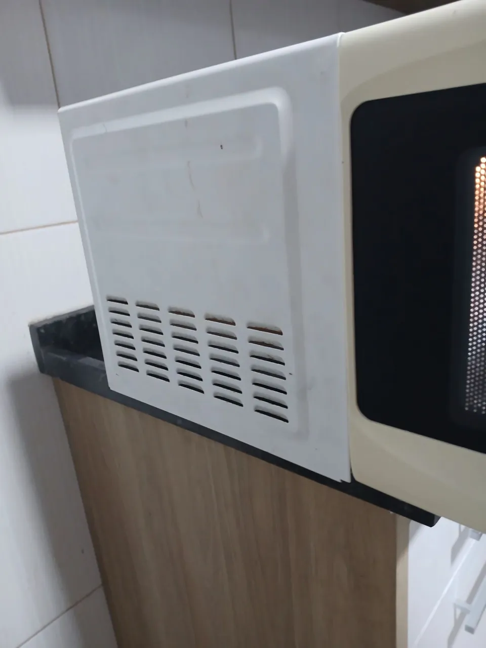 Micro-ondas Branco Compacto - Perfeito para sua cozinha!