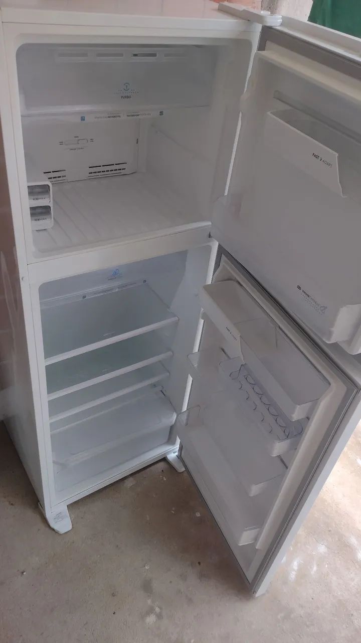 VENDE-SE GELADEIRA ELECTROLUX TF56 SEMI NOVA 474 LTS - Foto 2