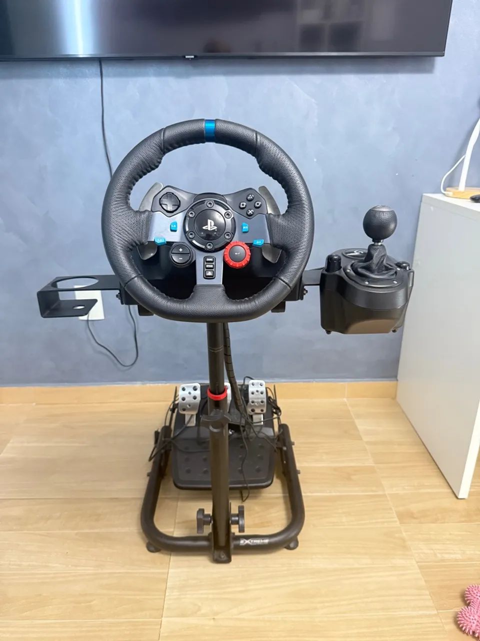 Cockpit com volante, pedal e câmbio