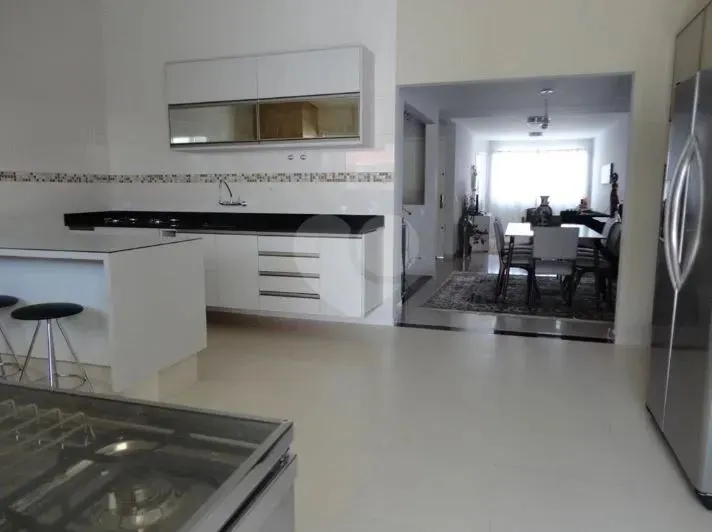Sobrado para venda possui 140 metros quadrados com 3 quartos em Campo Comprido - Curitiba