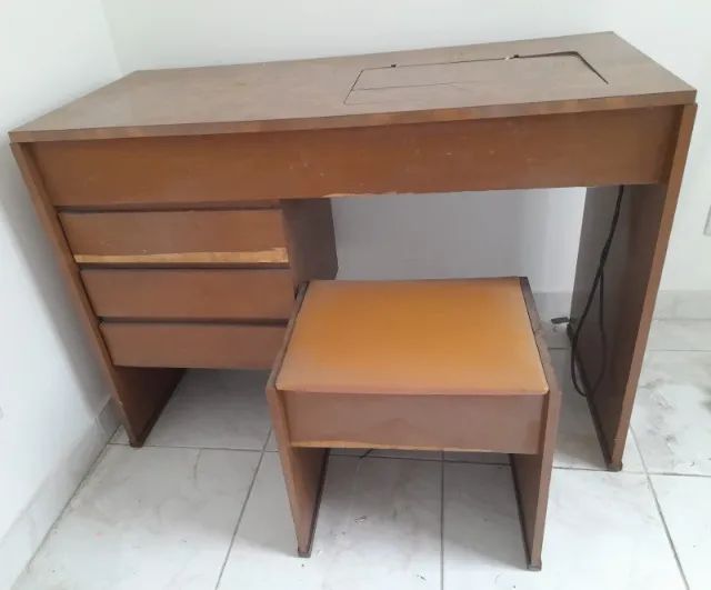 Máquina Singer de Costurar e bordar com mesa de escritório e banqueta - Foto 2