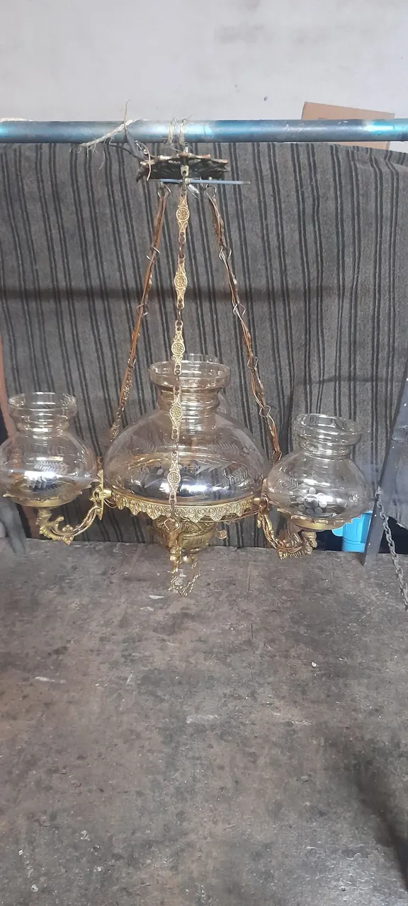 Lustre Clássico com 3 Cúpulas de Vidro