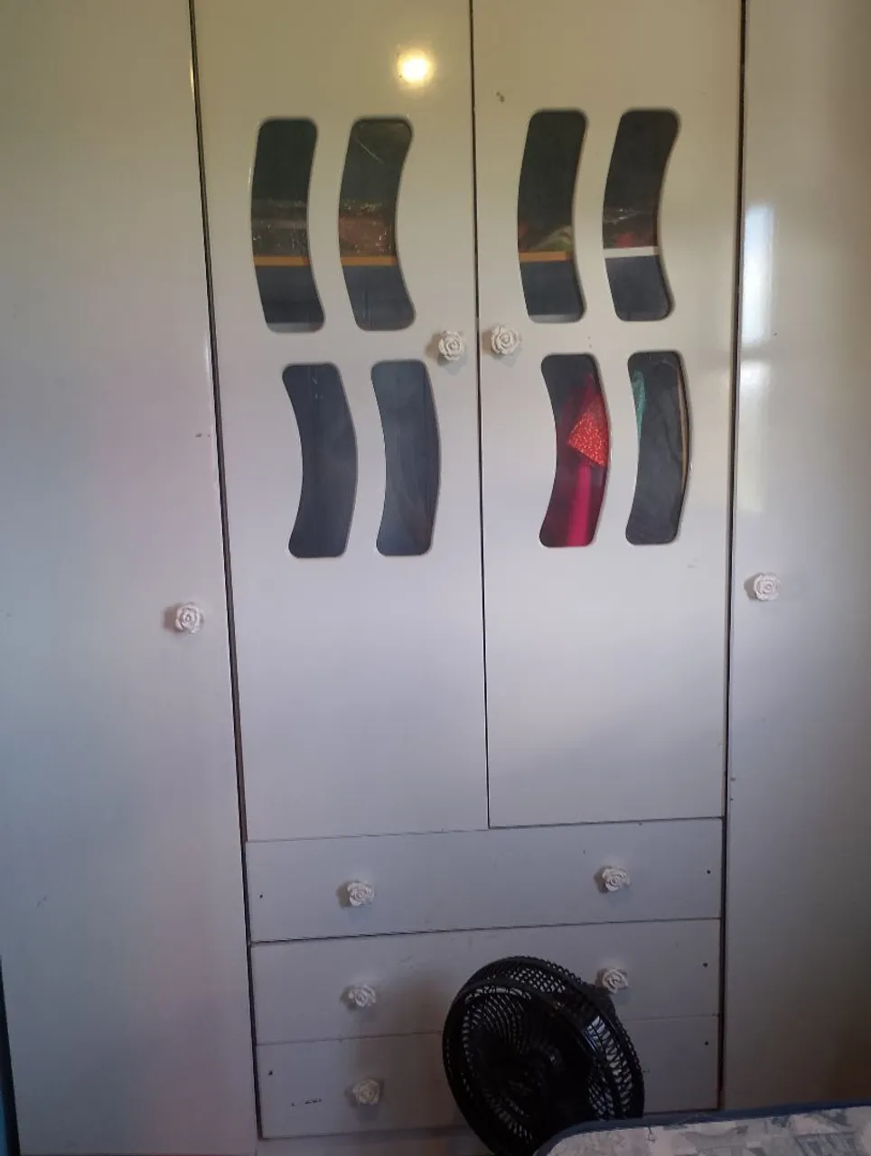 Armário de madeira branco com 4 portas e gavetas