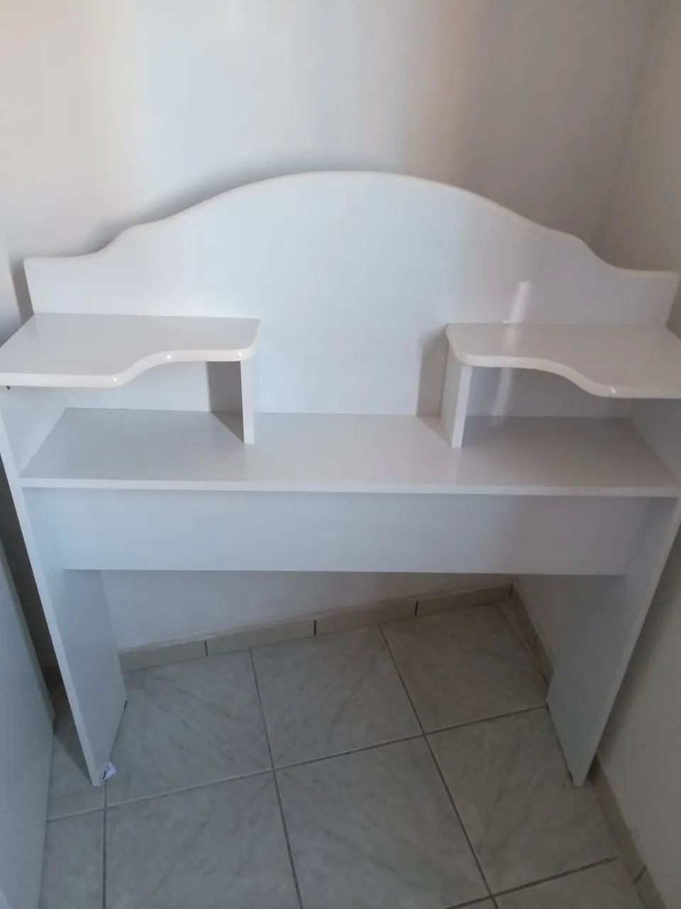 Cabeceira de Cama Branca com Prateleiras