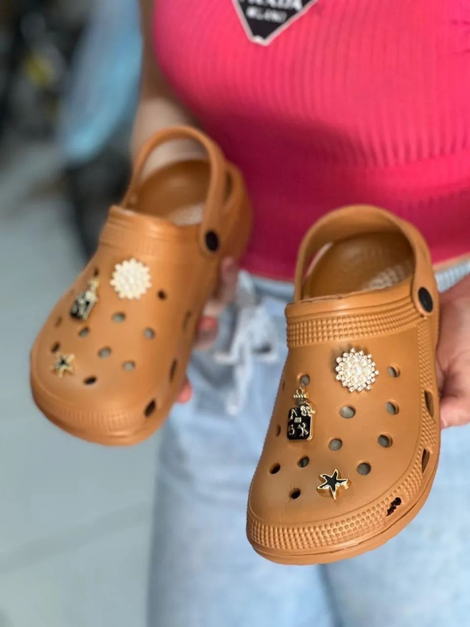 Crocs com detalhes  - Foto 4