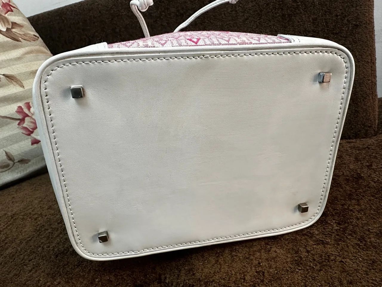 Bolsa Victor Hugo - Saco - Jacquard - Rosa e branca - Foto 5