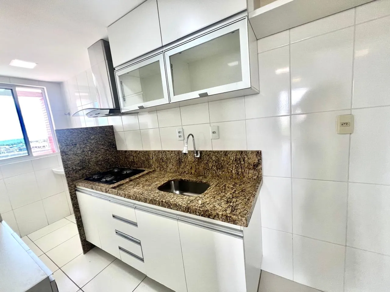 Alugo excelente apartamento com elevador e piscina em Intermares