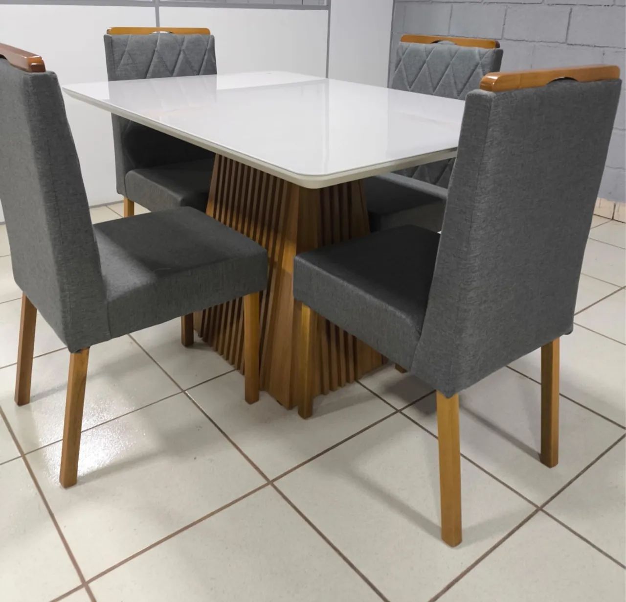 Conjunto Mesa de Jantar com 4 Cadeiras ( Cadeiras em Madeira Maciça )  - Foto 2