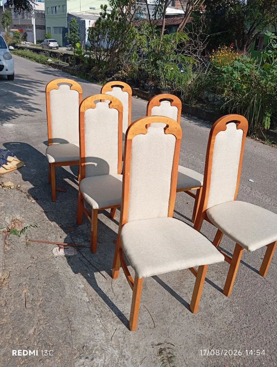 Vende se uma mesa com seis cadeiras de madeira  - Foto 4