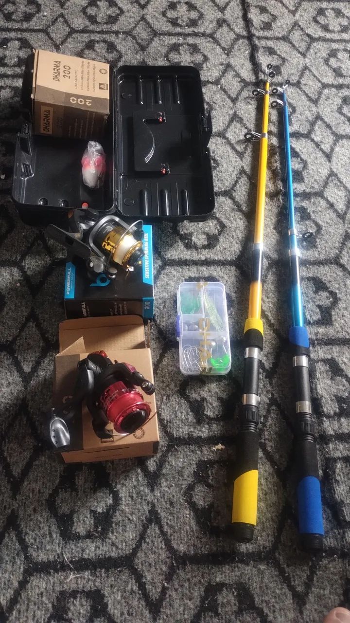 2 MOLINETES DE PESCA COM VARAS E ASSESSÓRIOS  - Foto 2