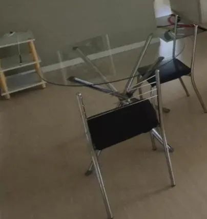 Mesa de vidro com 2 cadeiras