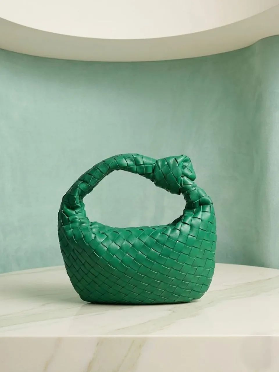 Linda bolsa de mão na tendencia