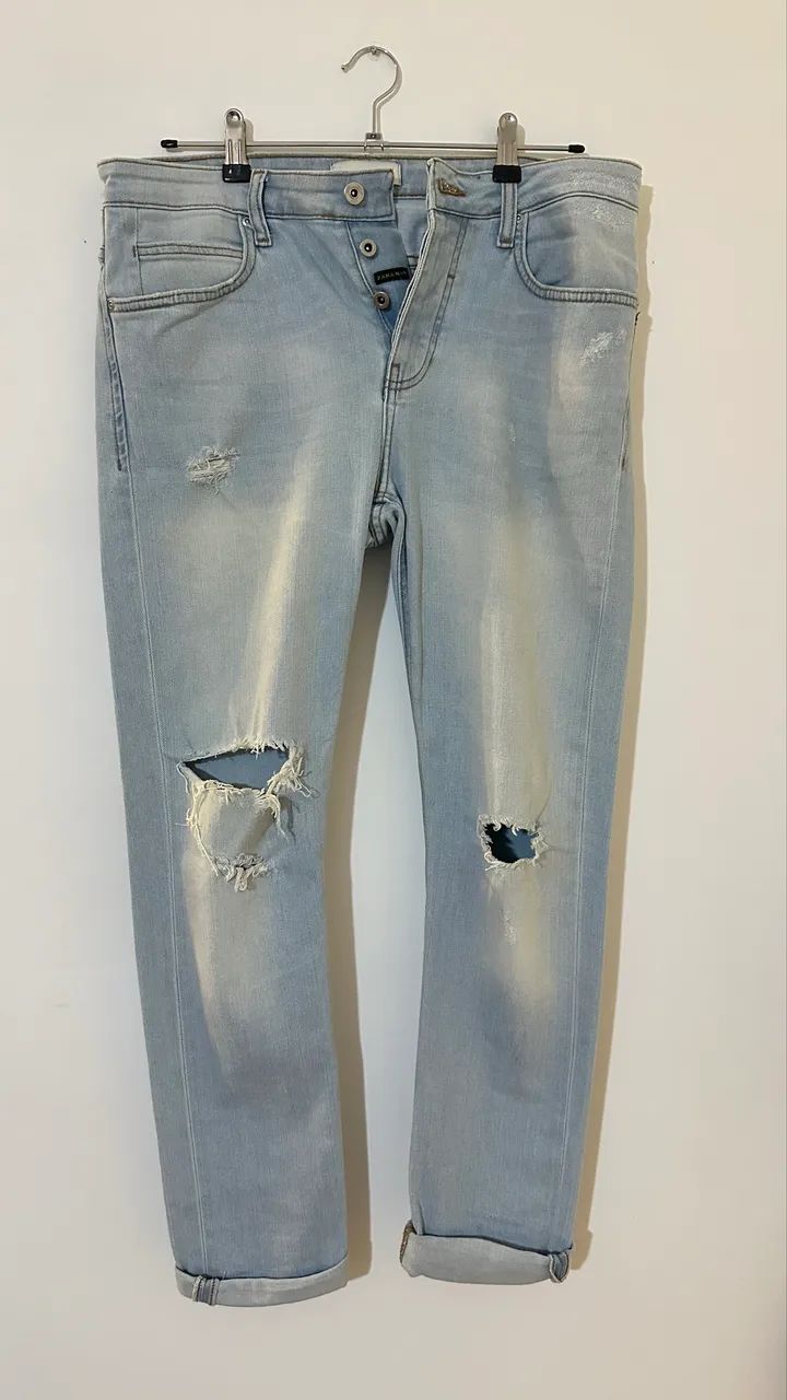 Calça jeans masculina zara reta com botão e rasgos azul clara