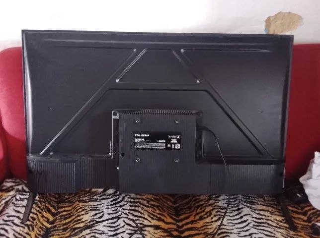 Televisão Semp Roku 32 polegadas com defeito na tela para trocar mais está funcionando  - Foto 2