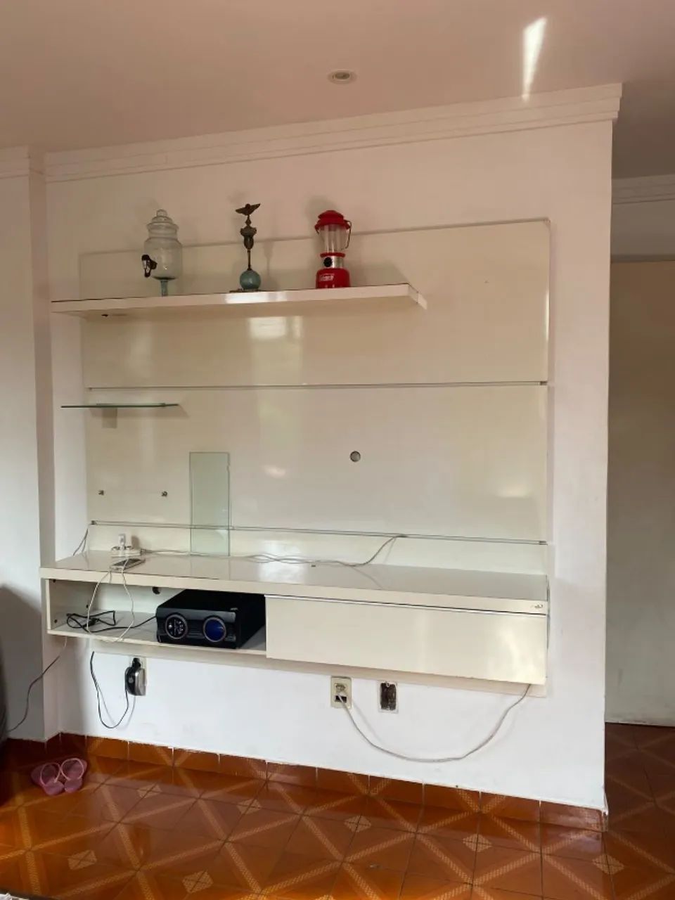 Painel de TV suspenso com bancada
