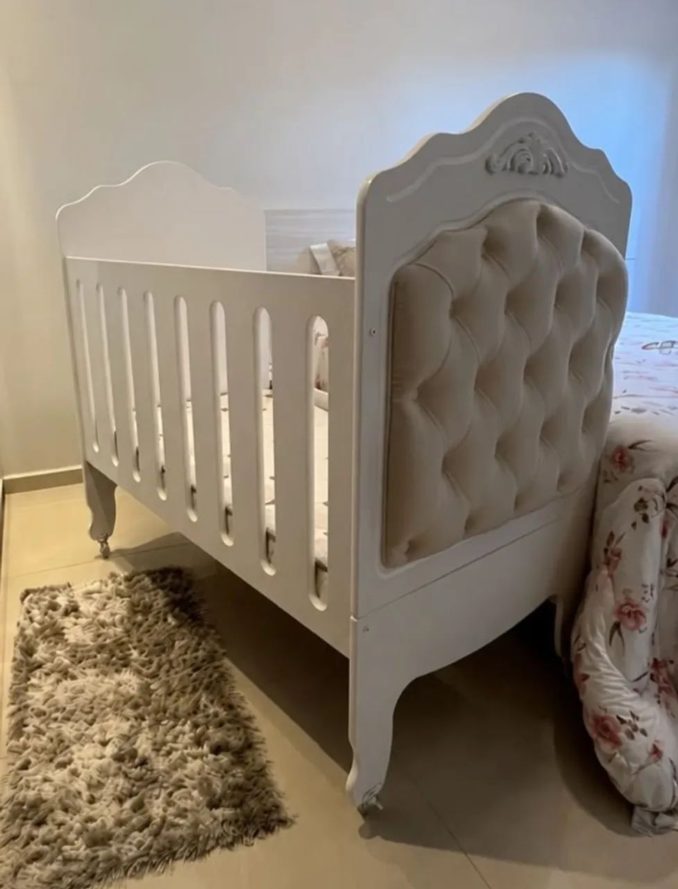 Berço mini cama branco com Capitonê.