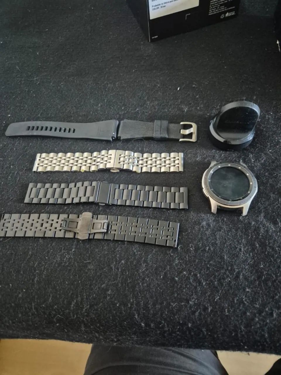 Smartwatch Sansung 4 prata, com varias pulseiras para troca