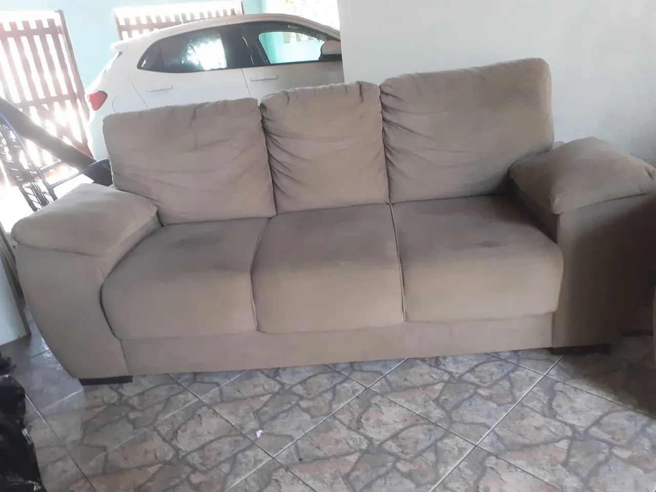 Sofás confortáveis, pra levar rápido. 