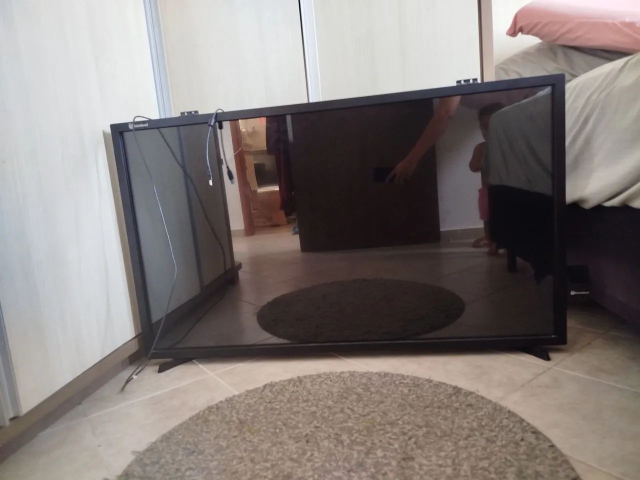 TV de 49 polegadas com moldura touchscreen 