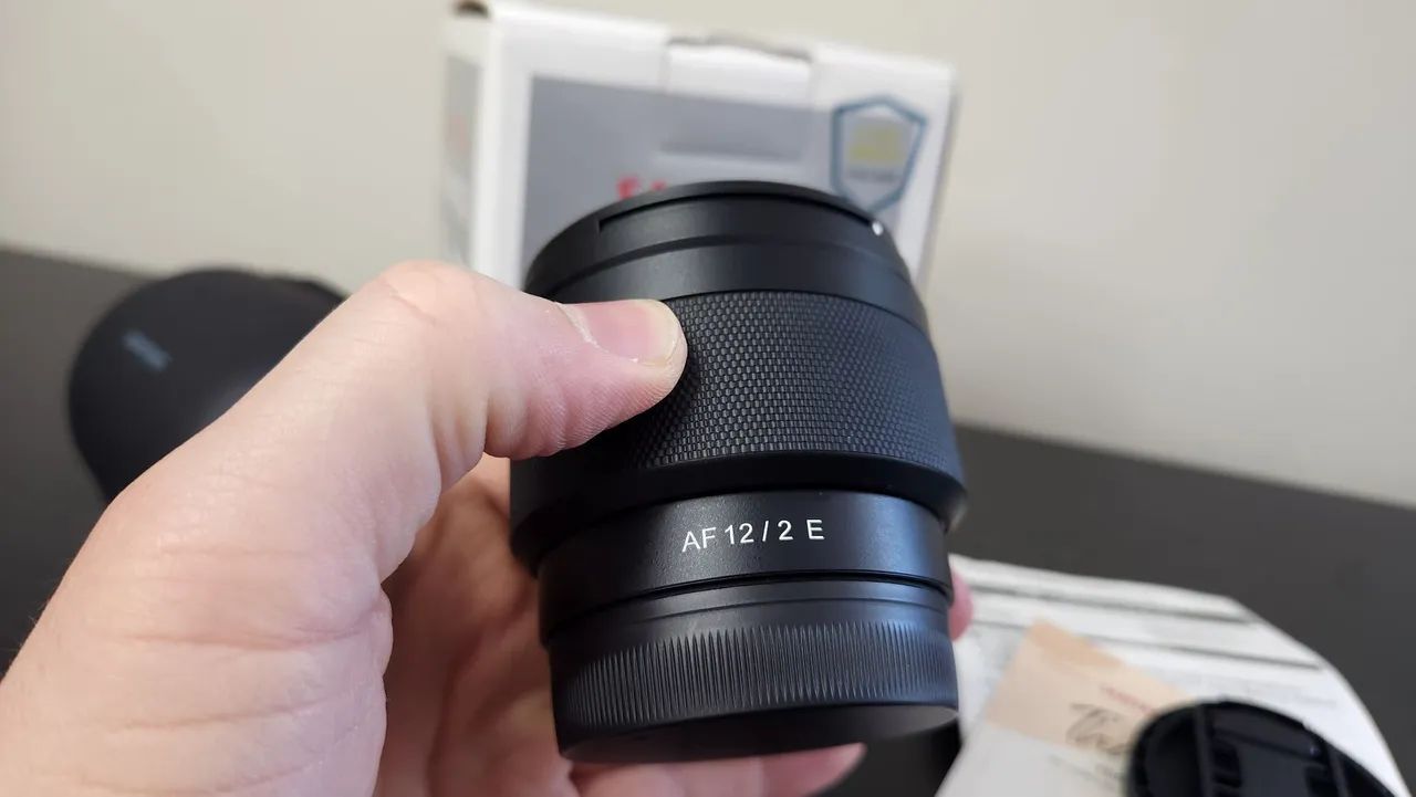 Lente Samyang F2.0 AF de 12 mm Sony E - NUNCA USADA - Foto 2