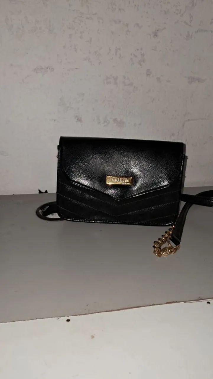 bolsa preta com alça em corrente dourada  - Foto 3