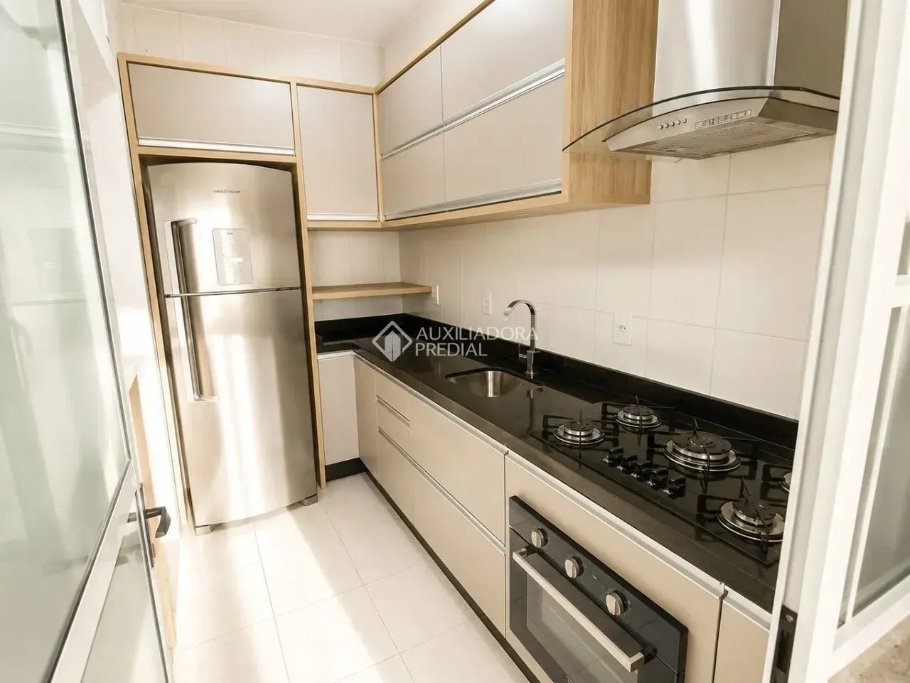 Apartamento com 2 Quartos (1 Suíte), Vaga de Garagem e Hobby Box no Bom Abrigo - Florianóp - Foto 3