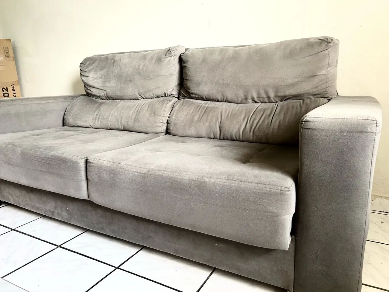Sofá de 2 lugares em Suede