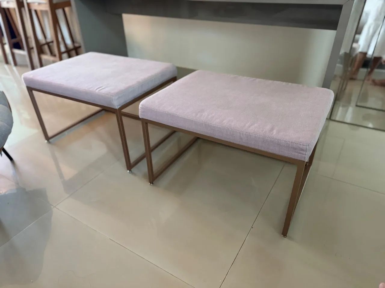 Bancos com pé de ferro rose gold 
