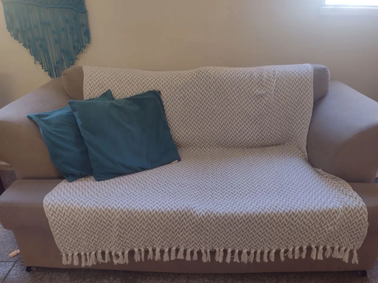 Sofá de Luxo pra vender rápido Com rodas e almofadas Soltas para melhor atender 