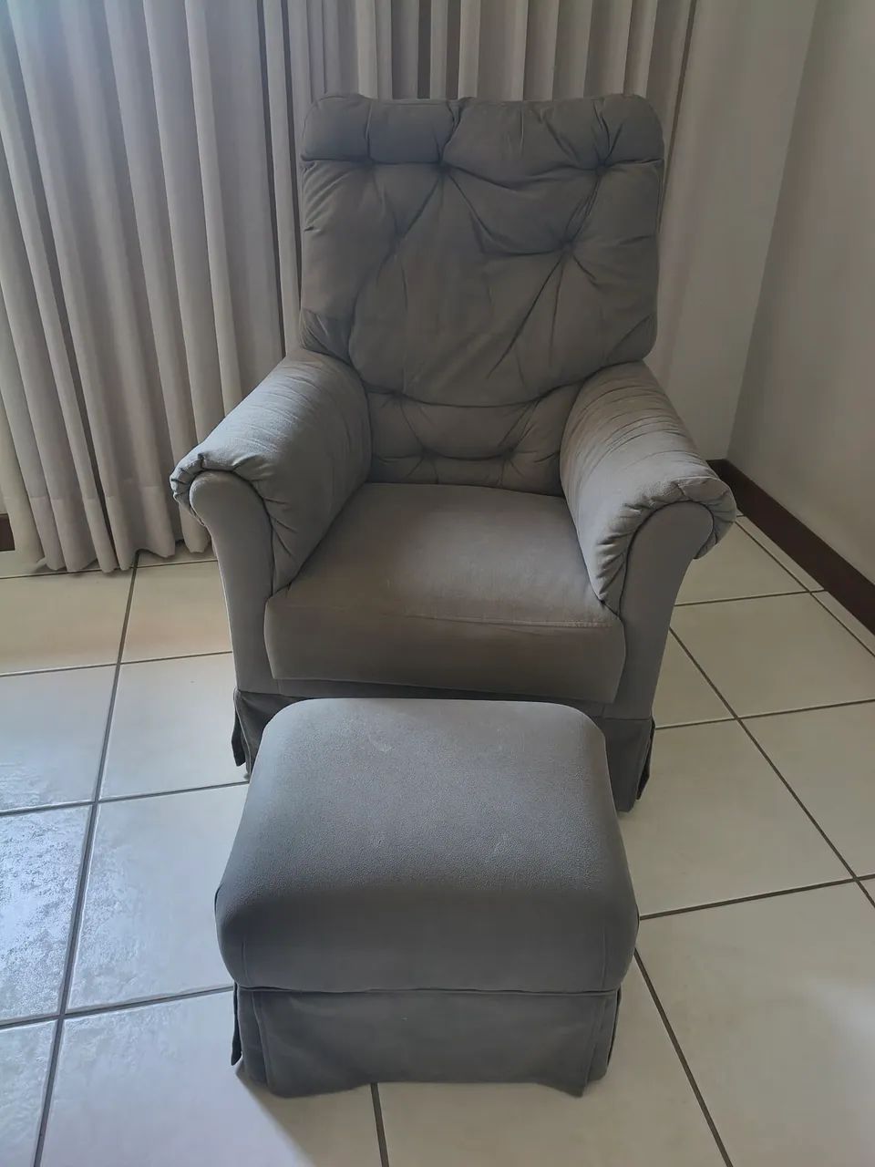 Poltrona para amamentação balanço com puff. - Foto 2