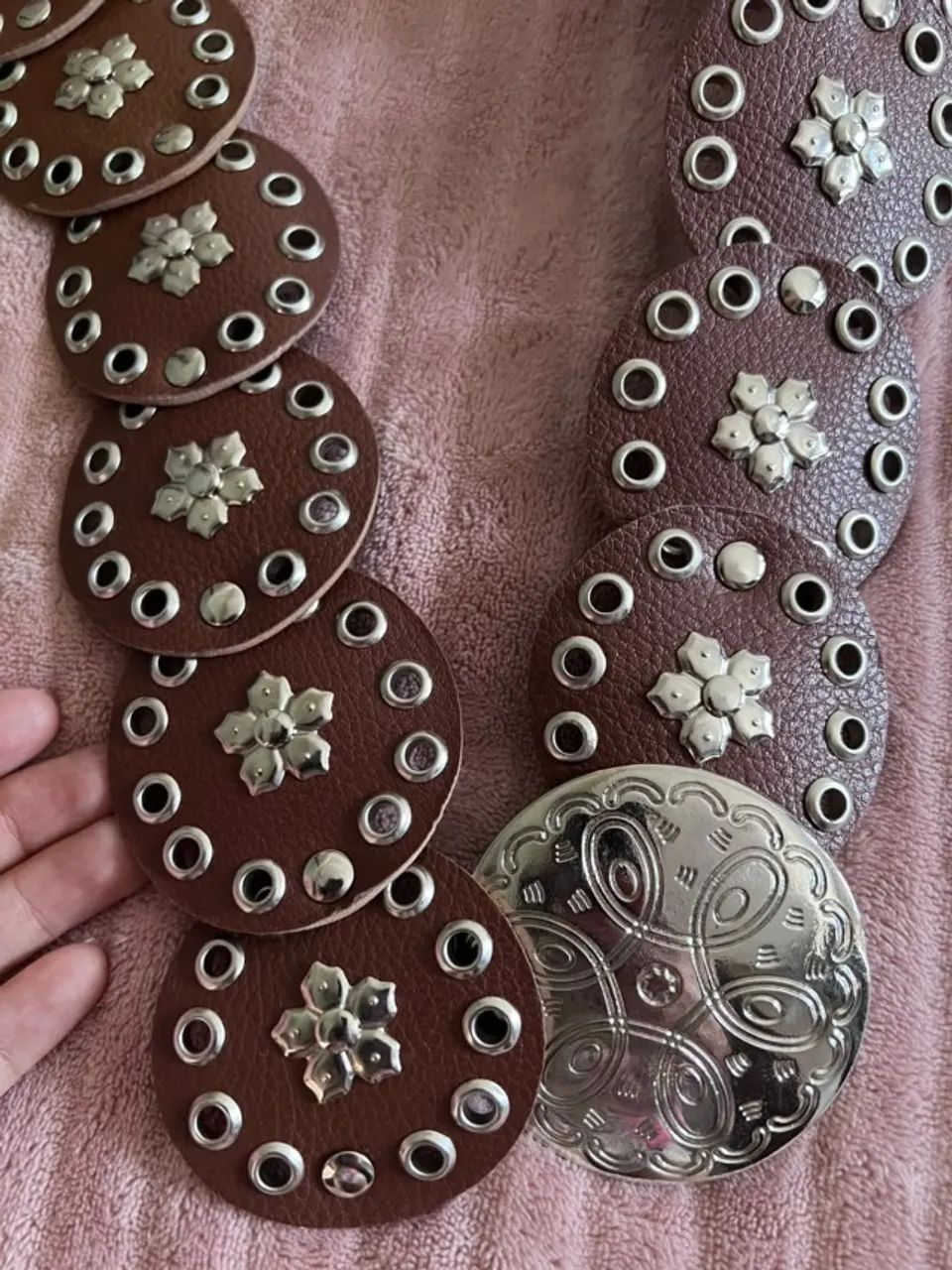 Cinto de Couro Vintage com Discos e Ilhós ? Fivela Trabalhada