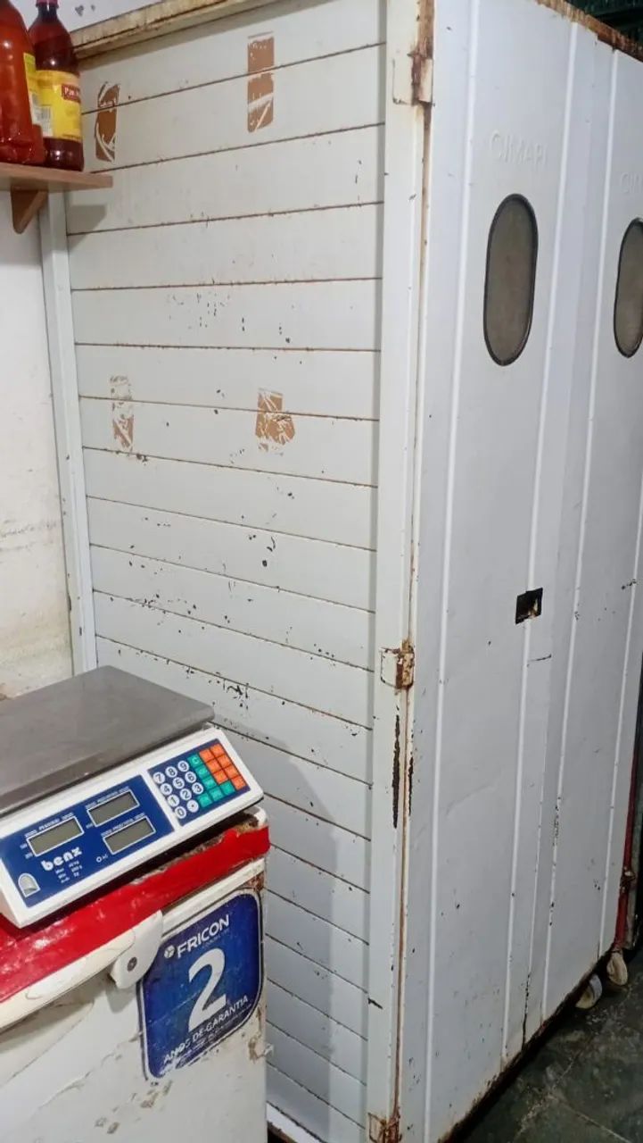 Vende-se balcão e armário de bandeja pequena 