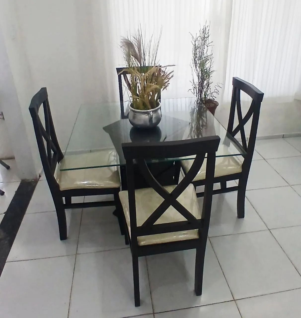 Mesa de Madeira com 4 Cadeiras  - Foto 2