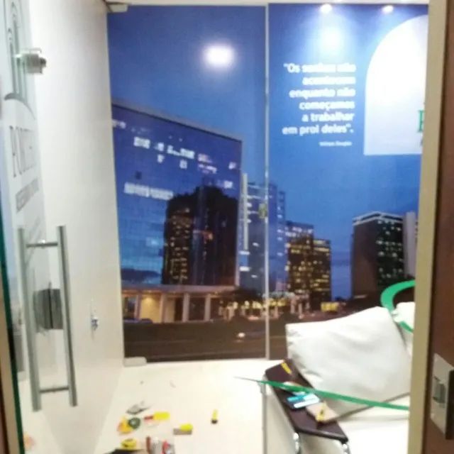 Envelopamento de vitrines e blindex em ambiente comercial