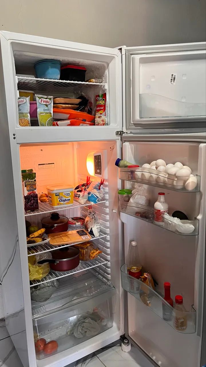vendo geladeira com apenas 3 meses de uso - Foto 3