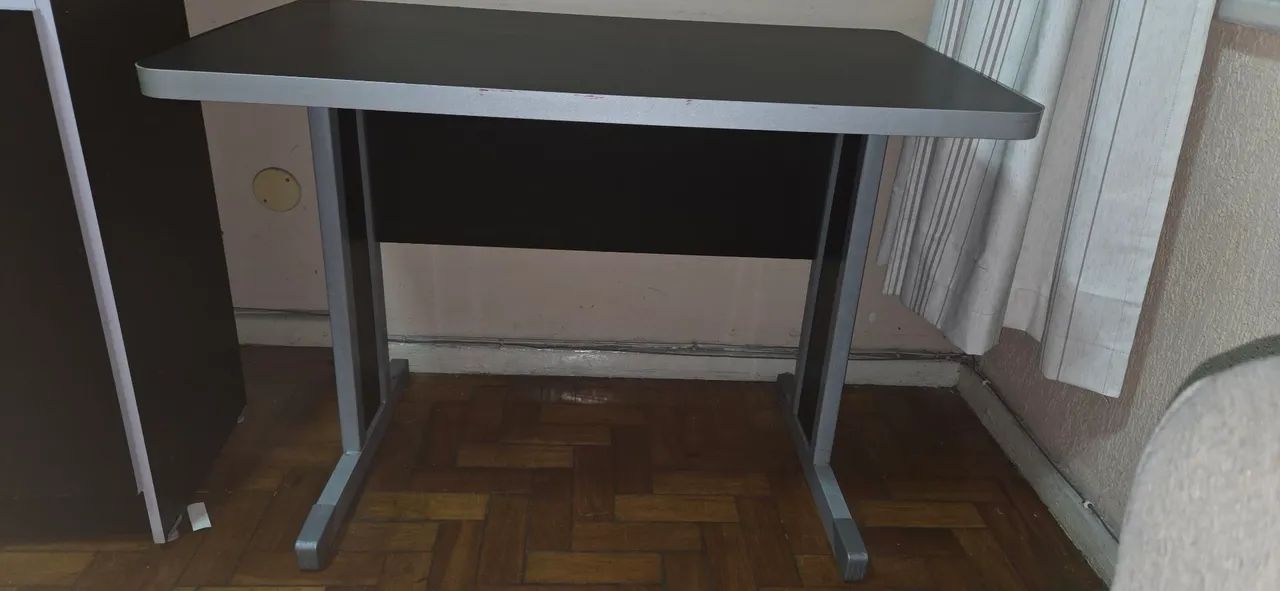 Mesa e armario escritório