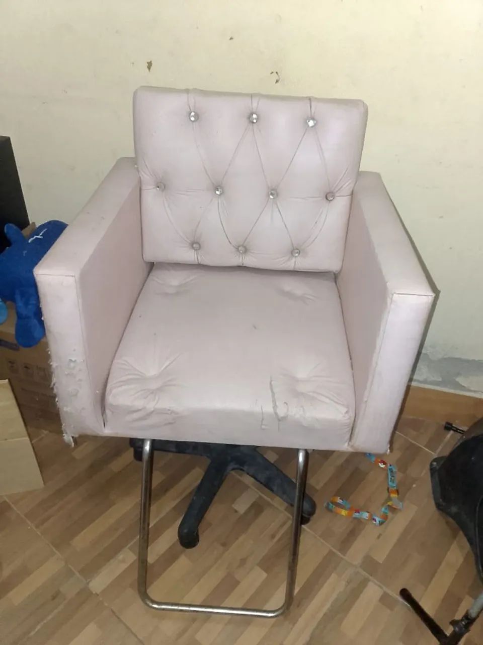 Vende-se lavatório e cadeira.